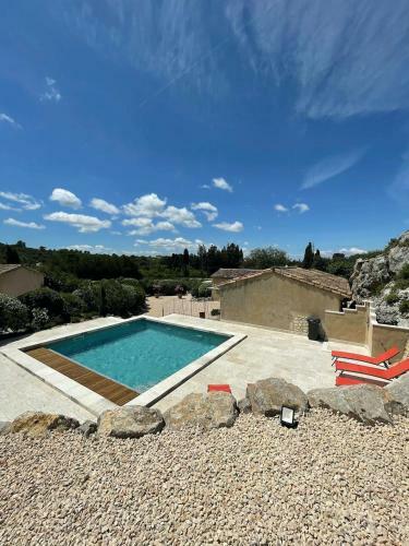 Maison � Flanc de Colline Avec Piscine Eygali�res
