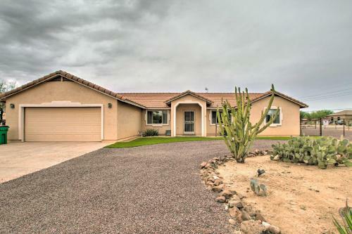 Phoenix Ranch Home With Private Hot Tub And Yard!