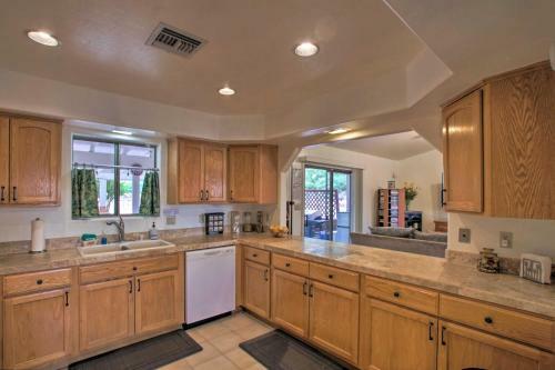 Phoenix Ranch Home With Private Hot Tub And Yard!