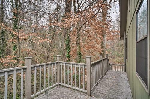 Inviting Apartment With Deck In Smoky Mountains