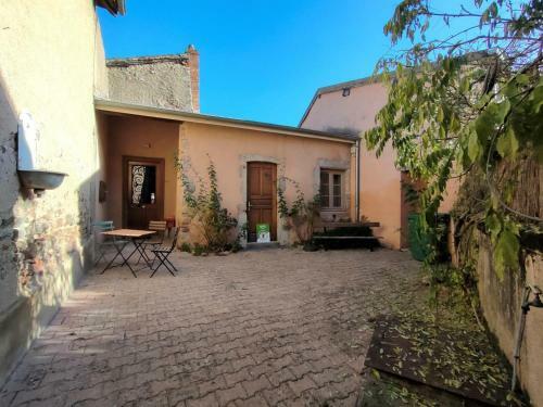 G�te Saint-haon-le-ch�tel, 4 Pi�ces, 10 Personnes - Fr-1-496-252