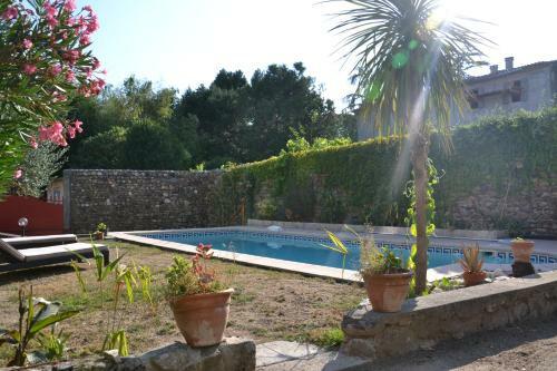 St Jean Du Gard : Spacious Apartment With Use Of Pool