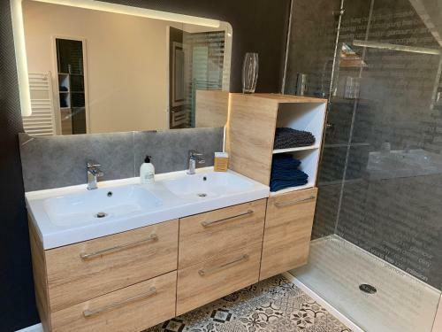 Villa Au Bord de La Rivi�re Avec Spa