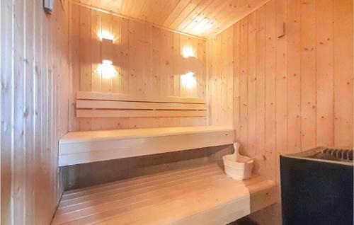 Stunning Home In Ledinghem With Jacuzzi, Sauna And Wifi