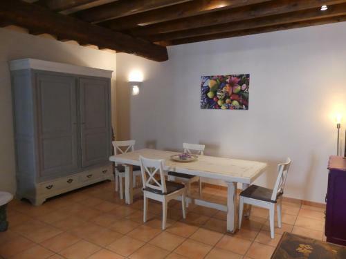 Routier Double Sleeps 6 1k, 1q, 2s Comfortable, Modern, Artistic, Fun