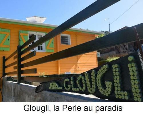 Gite � 2 Pas de La Flamboyante Plage de La Perle