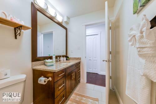 Villa New, 3bdrm Tropical Oasis, Central, Garage, Fireplace, Wifi!