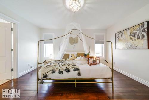 Villa New, 3bdrm Tropical Oasis, Central, Garage, Fireplace, Wifi!
