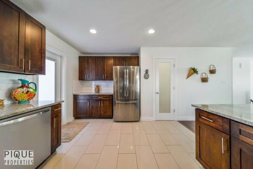 Villa New, 3bdrm Tropical Oasis, Central, Garage, Fireplace, Wifi!