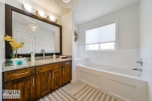 Villa New, 3bdrm Tropical Oasis, Central, Garage, Fireplace, Wifi!