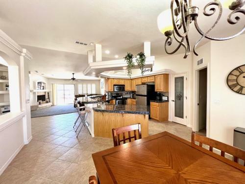 Garage & Driveway Boat Parking/ Views/sleeps 8