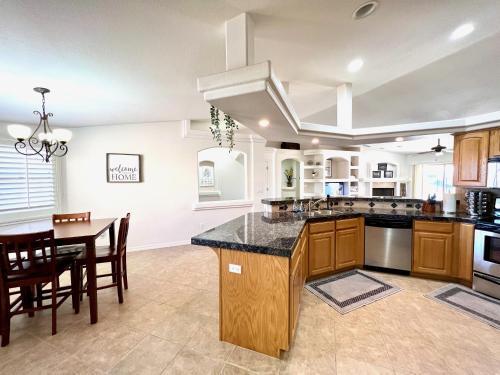 Garage & Driveway Boat Parking/ Views/sleeps 8