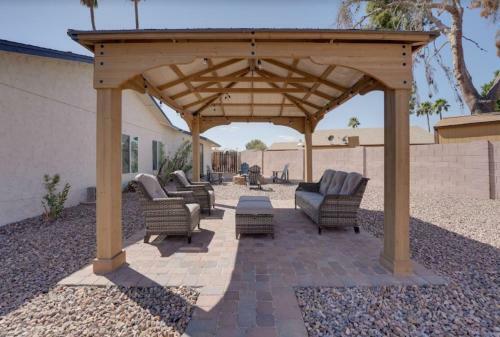 Private Resort Centrally Located W/ Outdoor Oasis.