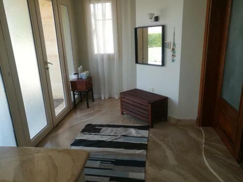 Luxurious 8 Master-bedroom Villa Overlooking Large Lake Marina 4