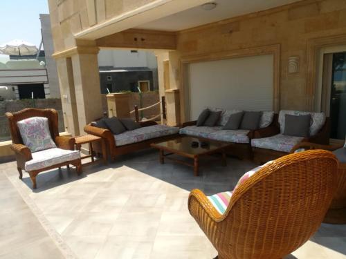Luxurious 8 Master-bedroom Villa Overlooking Large Lake Marina 4