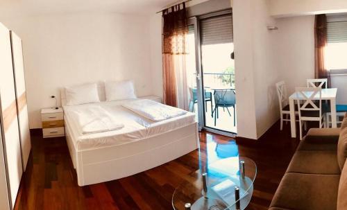 Apartments By The Sea Makarska - 16650