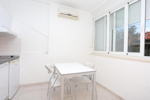 Apartments With A Parking Space Makarska - 16430