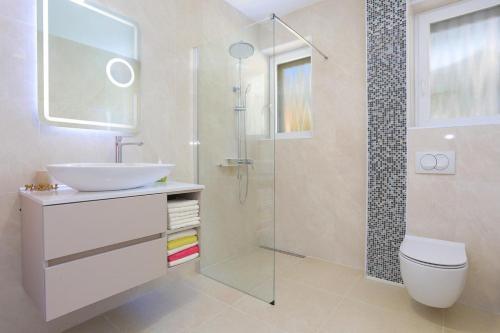 Apartments With A Parking Space Makarska - 17047