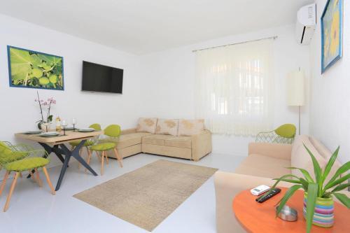 Apartments With A Parking Space Makarska - 17047