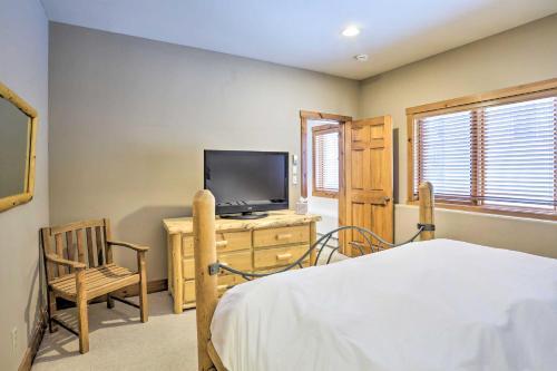 House With Hot Tub And Deck - Shuttle To Skiing!
