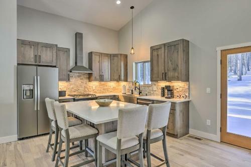 Modern Cabin 1 Mi To St Marys Glacier Trail