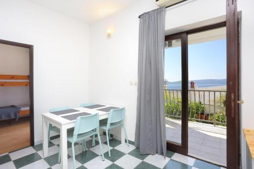 Apartments By The Sea Pisak, Omis - 1008
