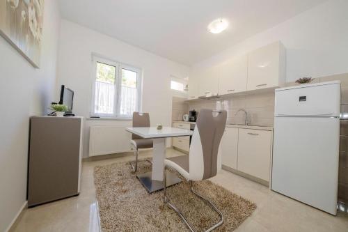 Apartments With A Parking Space Palit, Rab - 4970