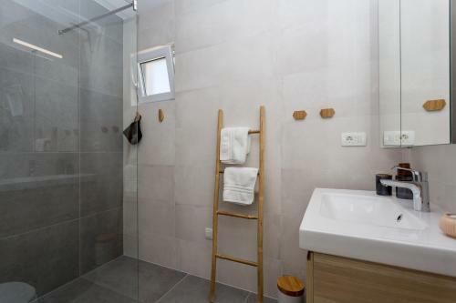 Villa Eli - New Unique Holiday House With Swimming Pool
