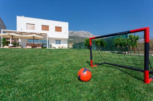 Villa Eli - New Unique Holiday House With Swimming Pool