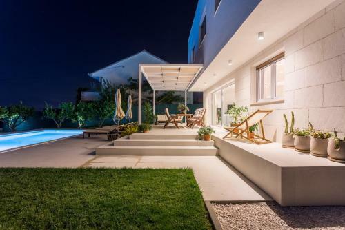 Villa Eli - New Unique Holiday House With Swimming Pool