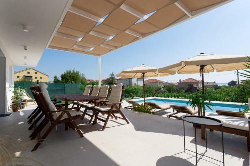 Villa Eli - New Unique Holiday House With Swimming Pool