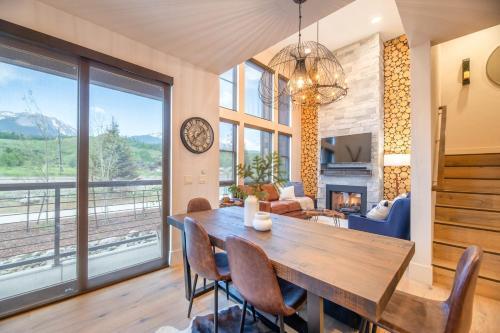 Stunning Mountain Views - 2br Townhouse - Fireplace!