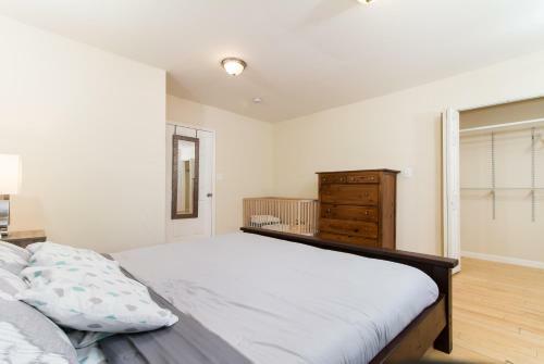 The Gray Corner House By Gallaudet 3br