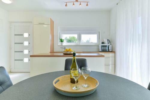 New! Beachfront Villa Klaudija, Suko?an