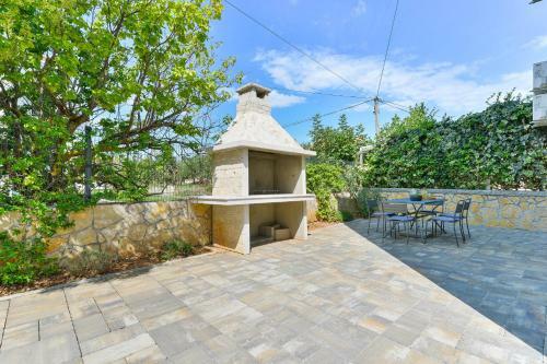 New! Beachfront Villa Klaudija, Suko?an