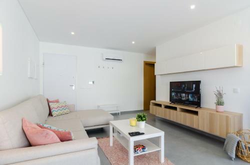 North Breeze - 2 Bedroom Apartment With Rooftop Pool