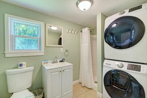Cottage Haven-one Minute Walk To The Beach-private Yards-keyless Locks