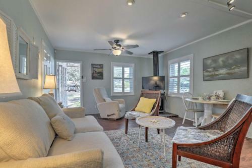 Cozy Crystal Beach Cottage Walk To Shoreline