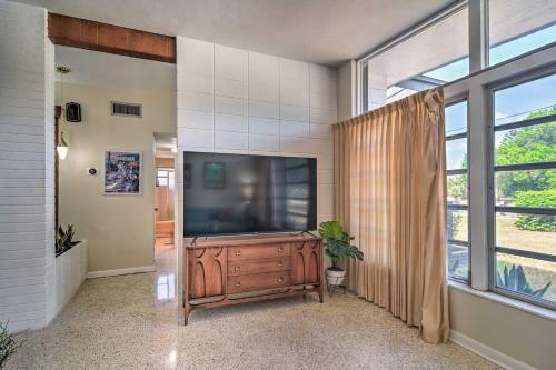 Mid-century Modern Home - 5 Miles To Beach!