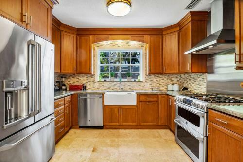 3b Allure W/heated Pool & Jacuzzi, 5min To Beach!
