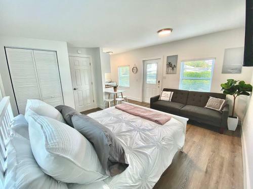 New! The Cutest Tiny Home W/ Pool. Couples Retreat