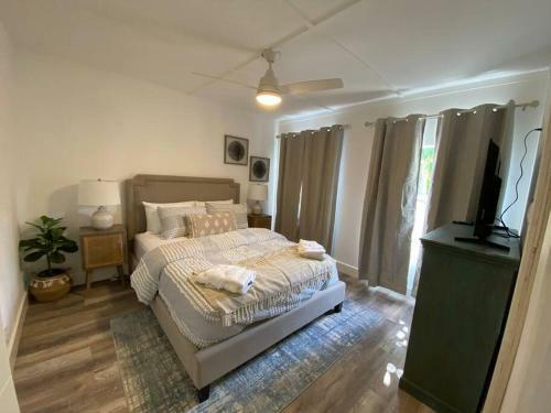 2-3bed/1b Cottage* Great Location, Private Yard, Parking