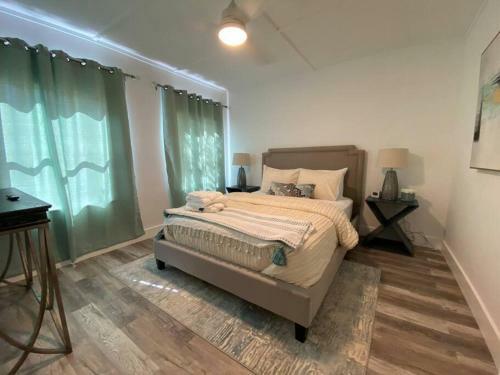 2-3bed/1b Cottage* Great Location, Private Yard, Parking