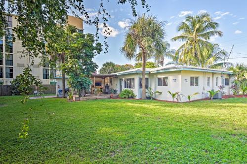 Boho Chic Home With Outdoor Oasis - Near Beach!