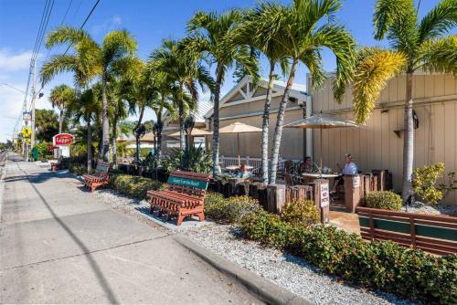 Charming Beach Front Cottage With Stunning Unset Views Pets Are Welcome Here Bella11