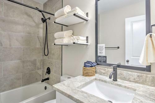 Fort Walton Beach Townhome Less Than 3 Mi To Beach!