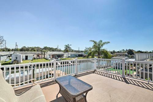 Spacious Canalfront Home With Kayaks 1 Mi To Beach!