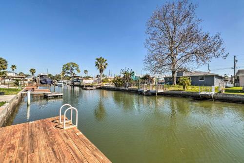 Spacious Canalfront Home With Kayaks 1 Mi To Beach!