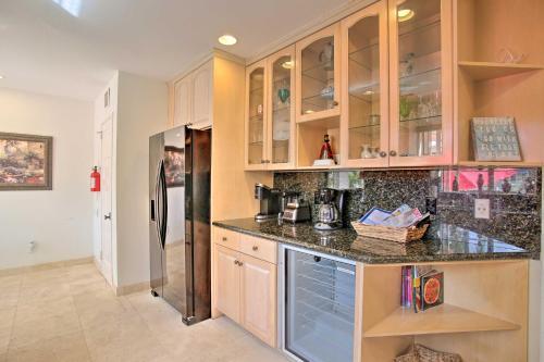 Sunny Waterfront Escape In Upscale Neighborhood!