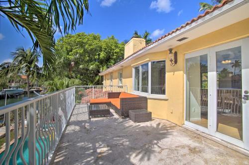 Sunny Waterfront Escape In Upscale Neighborhood!